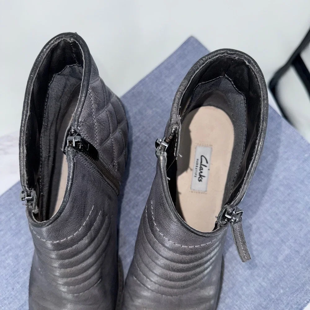 Clarks Movie Retro Quilted Leather Side Zip Ankle Boots Block‎ Heel Gray Sz 9.5